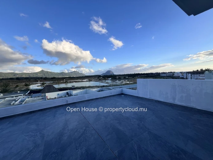 Seafront penthouse in Rivière Noire, 280m², 3 bedrooms, private pool, panoramic sea view.