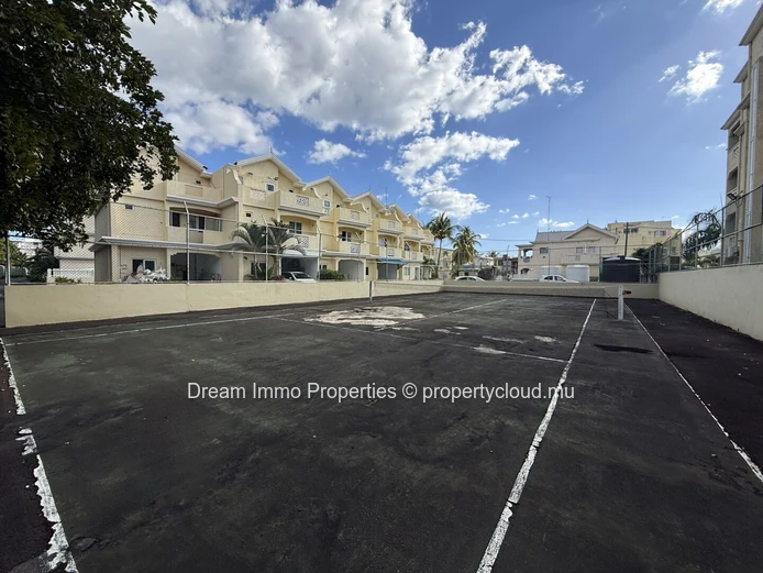 Spacieux triplex meublé de 3 chambres avec jardin privé à Flic en Flac – Ile Maurice