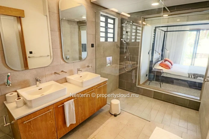 Appartement chic de 3 chambres en résidence sécurisée face à la plage