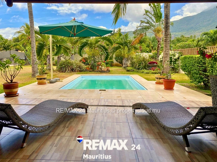 Elegant 5-Bedroom Villa with Pool, Dual Access & Mountain View – Petite Rivière Noire