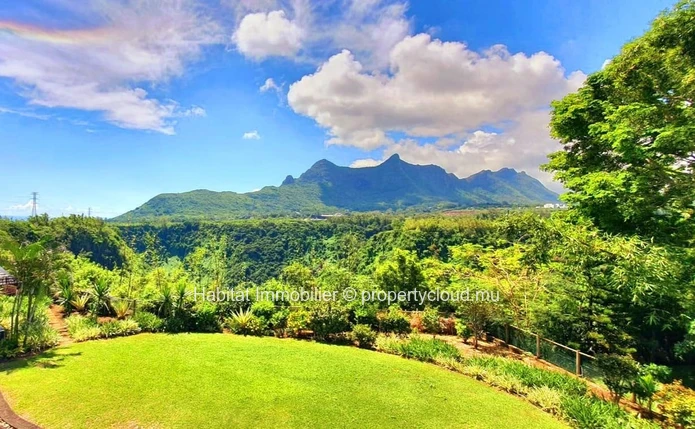 This luxurious furnished and equipped family villa of 580 m2 on a land of 523 toises is located in a chic and highly ...