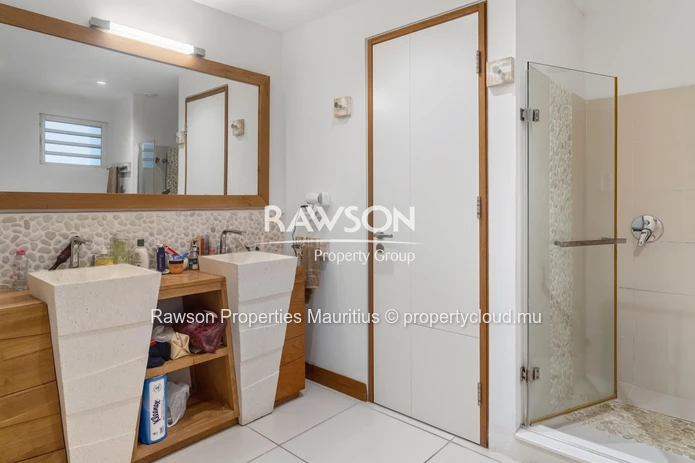 3 En-Suite Bedroom Apartment | Beachfront | Sea View | Swimming Pool | Cap Malheureux