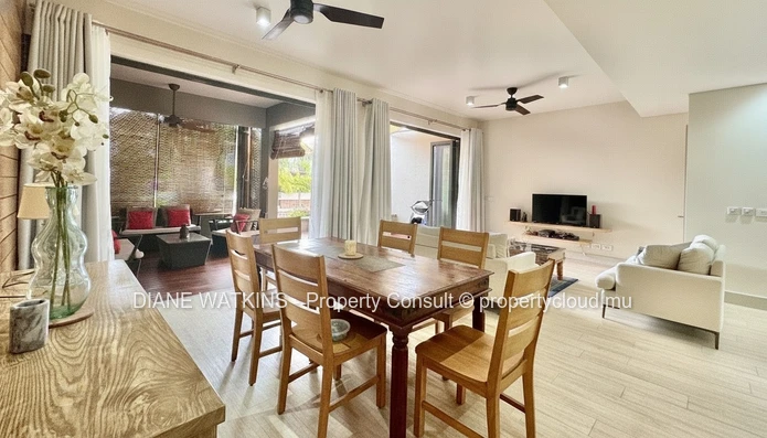 Duplex de 3 chambres en bord de marina à vendre à Rivière Noire