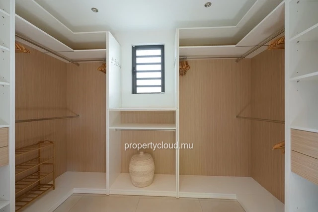 A vendre villa de 4 chambres en suite + bureau de 414,20 m2 sur un terrain de 1 065 m2 accessible aux etrangers à Gra...