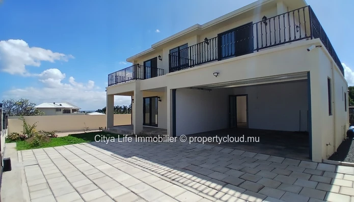 Elegant Family Home for Sale – Flic en Flac