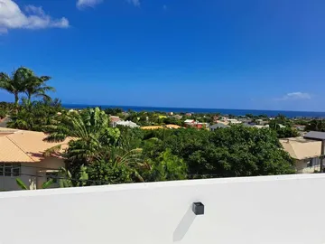 Top floor apartment with mountain view in Tamarin