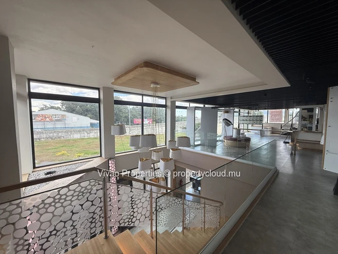 Bâtiment industriel de 1670m² à vendre à Phoenix avec un terrain de 4560m² - Rs 100m
