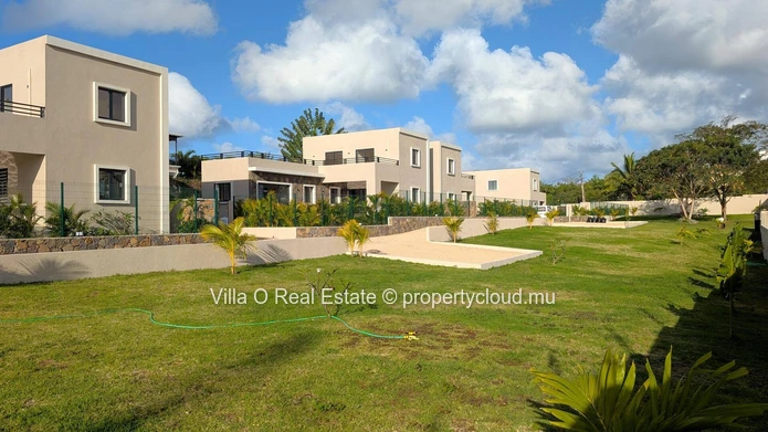 Dans une toute nouvelle résidence sécurisée, exclusive, avec un superbe jardin commun de 2000 m2, jolie maison avec j...
