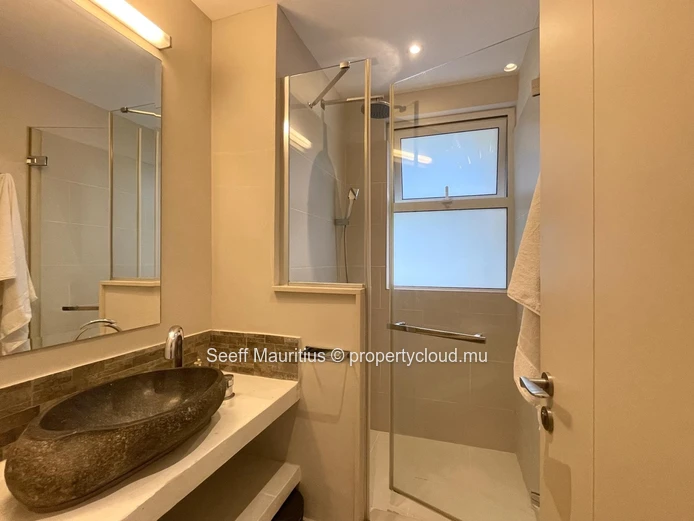 Appartement moderne en bord de plage où luxe et vues à couper le souffle sur la mer se fondant en une oasis tranquille