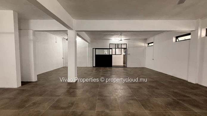 Exclusivité sur route principale au cœur de Port-Louis - Local commercial de 275 m² à louer au premier étage (Mandat exclusif)