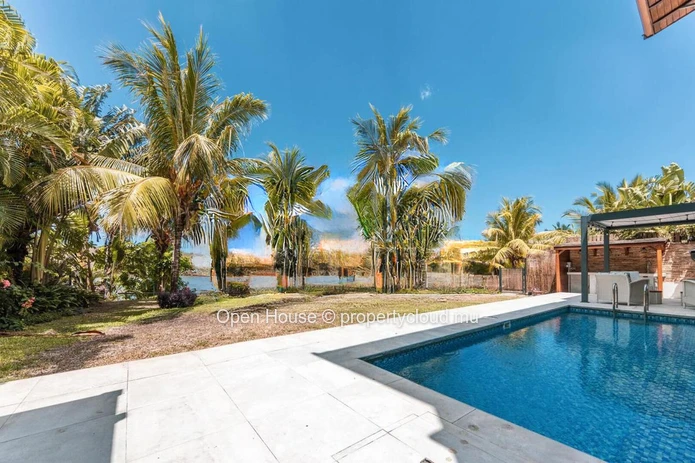 Appartement pieds dans l'eau à louer à Rivière Noire, Tamarin, 4 chambres, piscine privée, meublé.