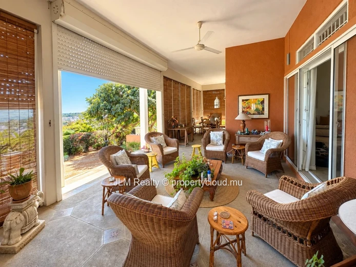 À vendre à Tamarin, Île Maurice : villa avec piscine sur 2 068 m² et vue dégagée sur Le Morne et l’océan