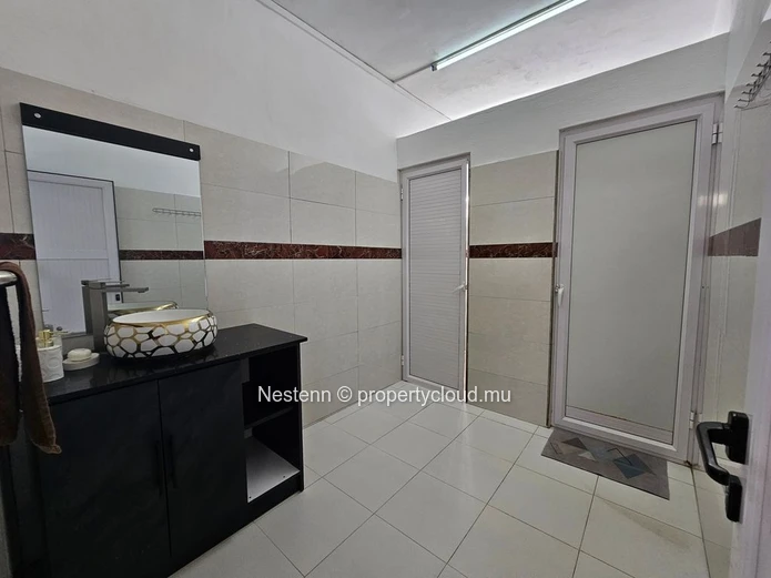 Vie côtière moderne – Spacieux appartement de 3 chambres au cœur de Blue Bay