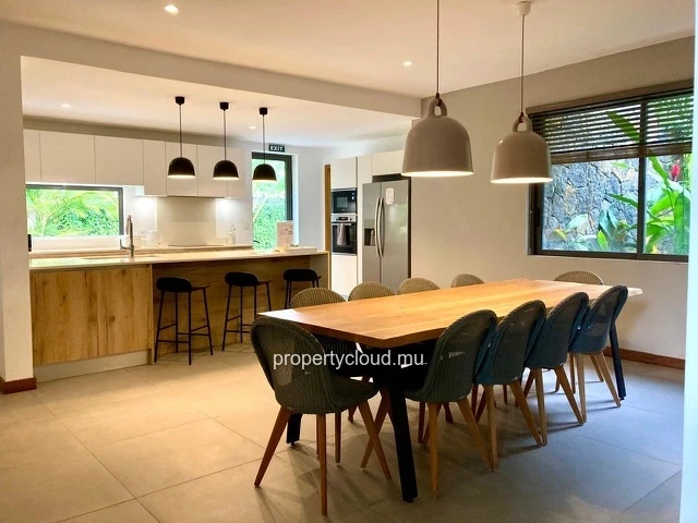 A vendre villa de 4 chambres en suite accessible aux étrangers à Grand Gaube.