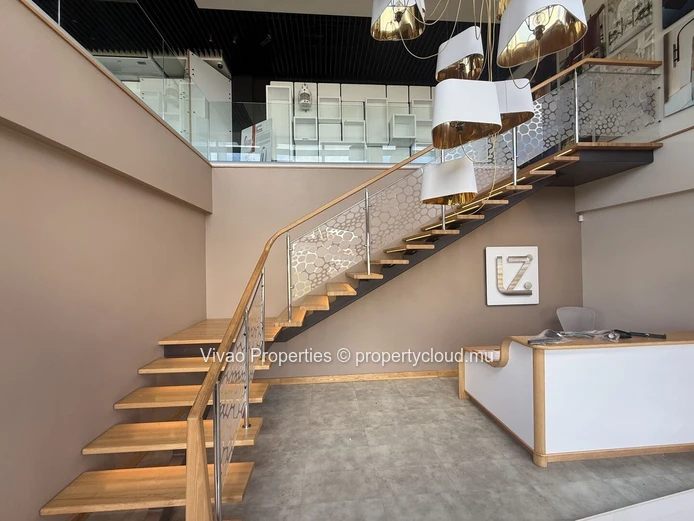 Bâtiment industriel de 1670m² à vendre à Phoenix avec un terrain de 4560m² - Rs 100m