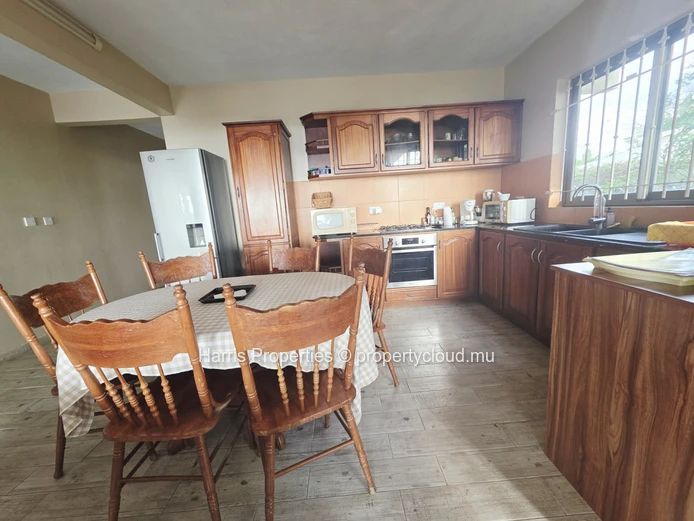 Magnifique appartement de style rustique situé au rez-de-chaussée, à louer à Pointe aux Piments