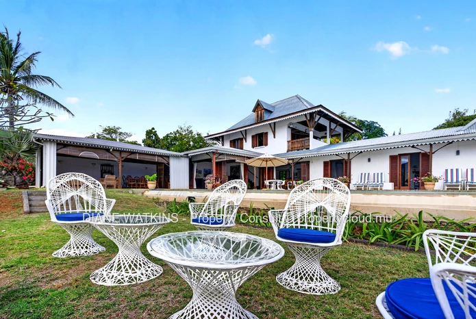 An Exceptional Waterfront Estate on Îlot Fortier