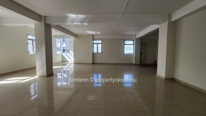 Bureau spacieux non meublé de 257m2 avec balcon