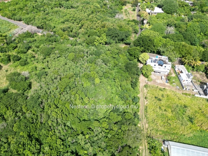 Terrain résidentiel de 844m2 idéal pour maisons ou commerce terrain d'angle divisible 