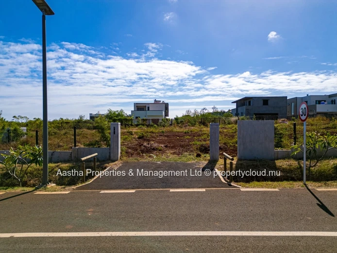 620m² Médine Land, Flic en Flac — Foreign Buyers OK, Ideal for Complex