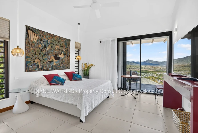 Villa RES contemporaine à vendre à Rivière Noire | Vue panoramique sur le lagon bleu