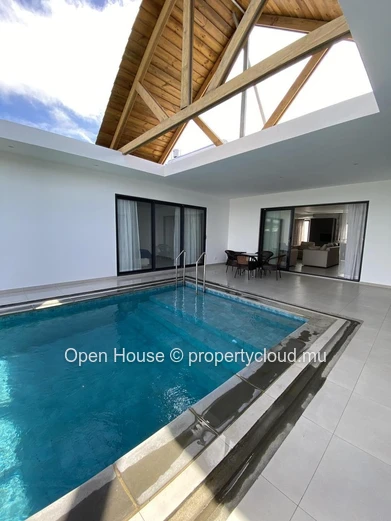 Furnished villa for rent in Péreybère, 162m², 3 en suite bedrooms, private pool, garden, solar panels, water tank, cl...