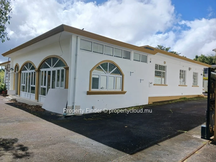 Curepipe House - A Cultural Sanctuary with Garden Views