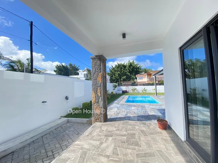 For rent in Calodyne, beautiful furnished villa on a 475m² plot. This new property offers 3 en-suite bedrooms, a priv...