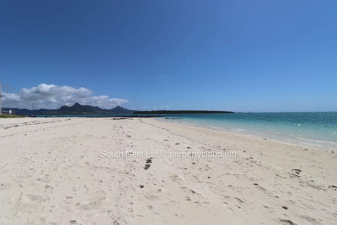 Modern 3-bed apartment with garden and private access to the beach of Pointe d'Esny.  
