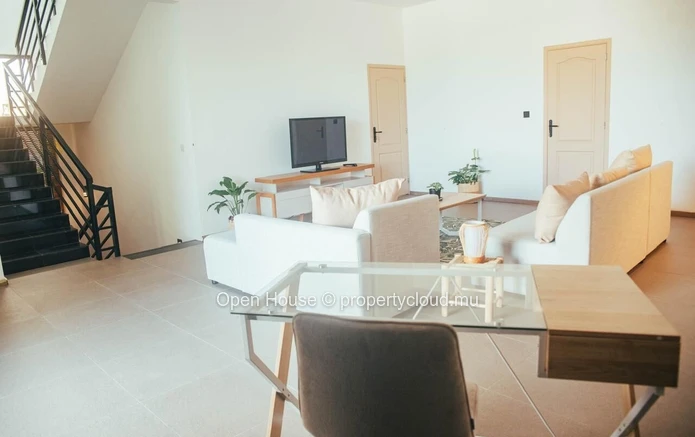 À vendre à Saint Antoine, superbe villa meublée. Elle offre 4 chambres, une piscine privée et un garage double. Idéal...