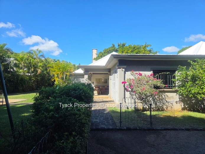 4-Bedroom Villa with Private Pool for Rent in Pereybere