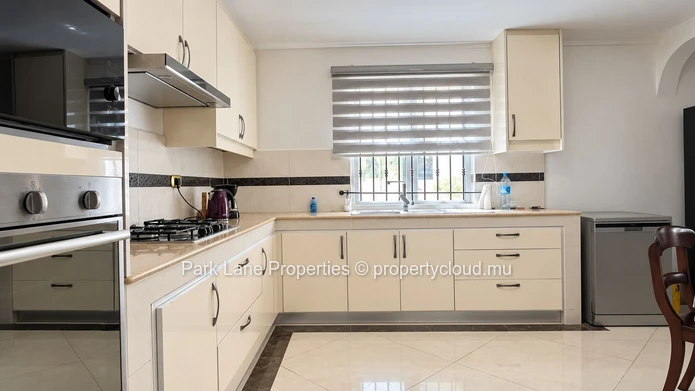Villa lumineuse de 3 chambres avec jardin et garage à Ébène