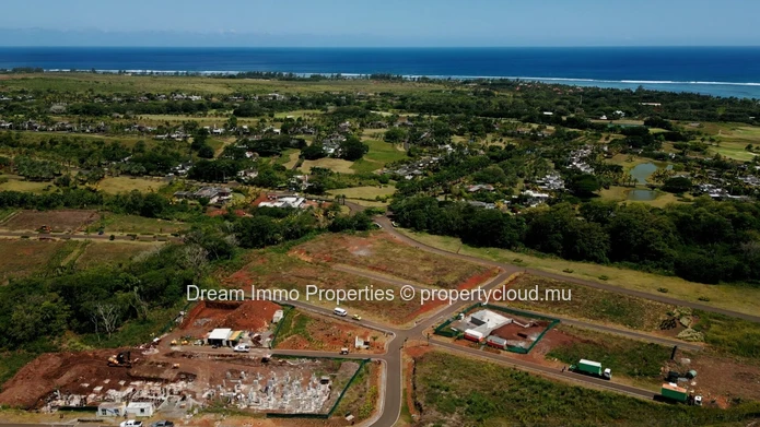 Beau et grand terrain de 1 575 m² dans le prestigieux domaine golfique Heritage Villas Valriche à Bel Ombre – Ile Mau...