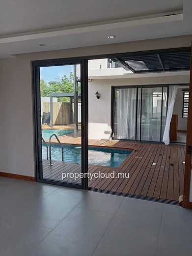 Villa contemporaine neuve à Pereybere – 6 chambres – Piscine centrale – Prestations premium