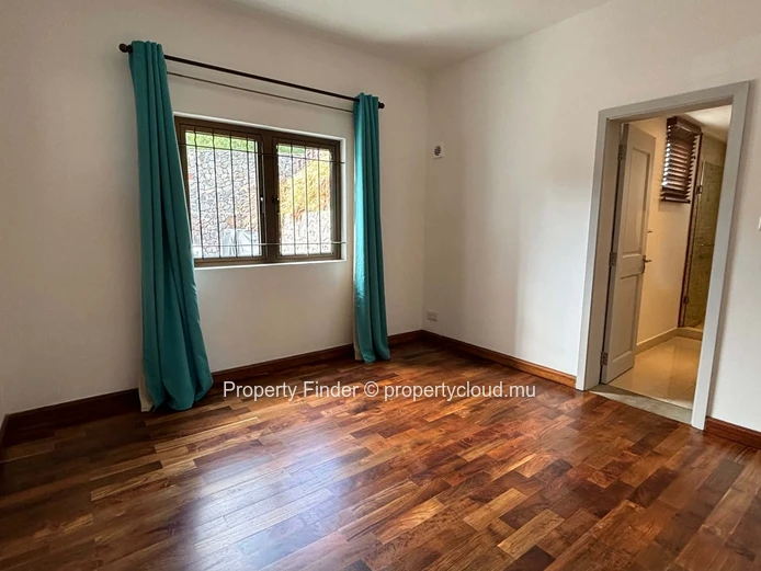Charming Ground-Floor Apartment with Lagoon and Le Morne Views in Black River
