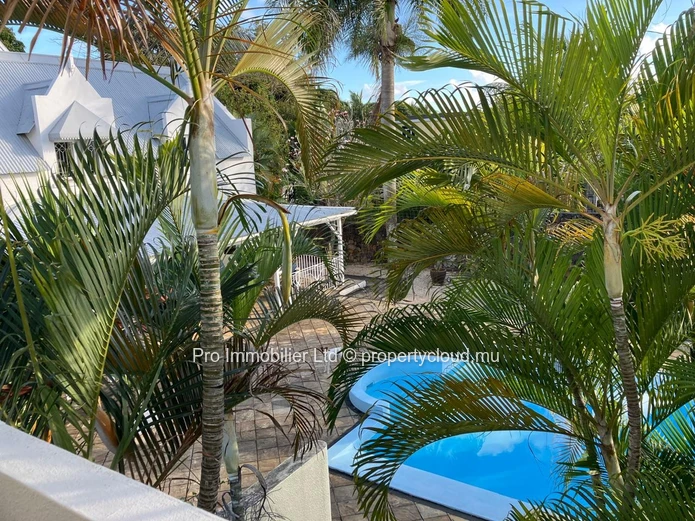 Maison familiale chaleureuse et spacieuse, conçue par un architecte ,  À vendre à Roches Noires