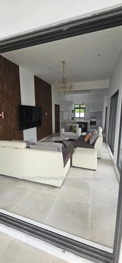 Maison moderne entièrement meublée à Calodyne  en Vente