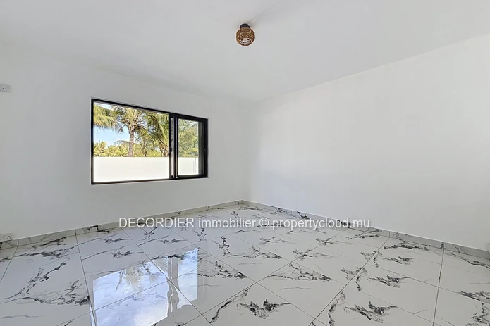 À VENDRE – Maison de plain-pied avec piscine et grand jardin