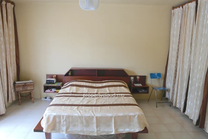 Flic en Flac à louer appartement 2 chambres dans villa à 300 mètres de la plage avec jardin commun