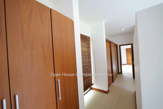 Villa à vendre à Rivière Noire, 320m² habitables, terrain de 1.470m², 5 chambres, bureau, piscine privée. Prix : 900 ...