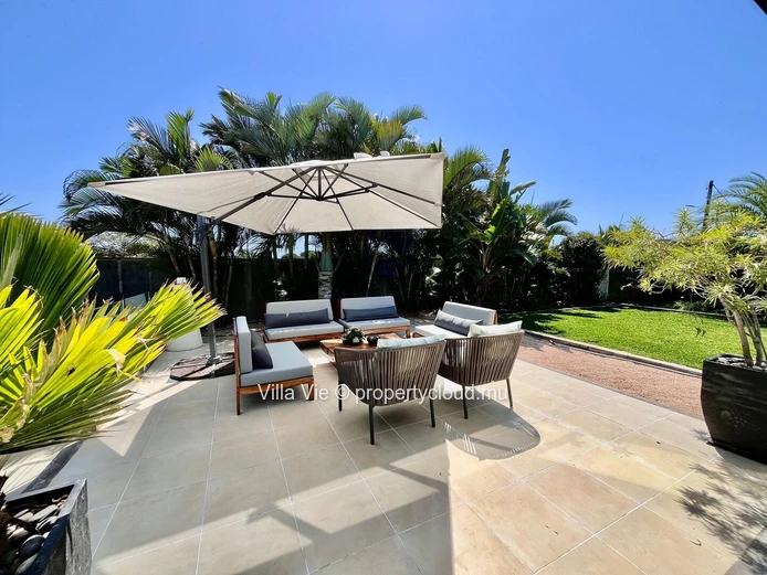 Calodyne - Elegant 4-bedroom home with swimming pool and garden