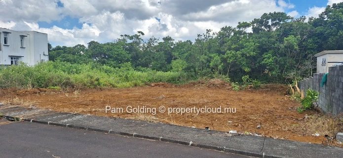 Compact Residential Plot for Sale in Plaines de L’Hermitage – Ideal for Modern Living