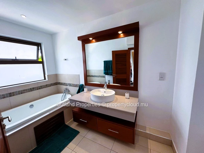 Magnifique appartement récemment rénové 3 chambres, avec piscine