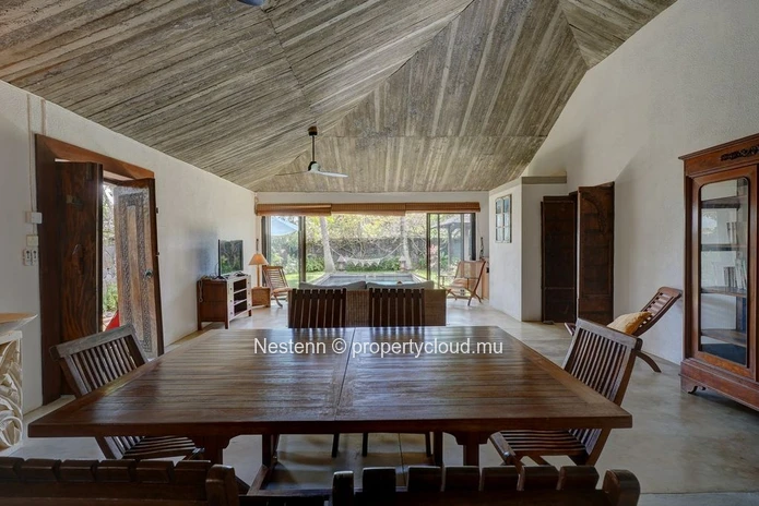 Bright 3-bed Balinese villa at Pointe d'Esny
