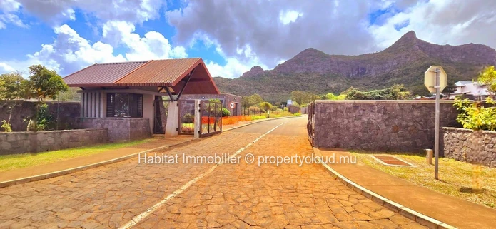 Stunning residential land of 516 toises in Bagatelle, nestled within the Moka Smart City