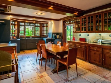 6 Bedroom Villa