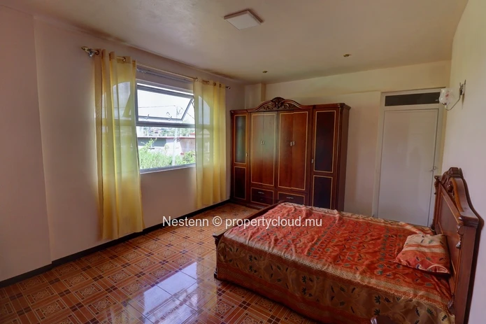 Traditional 5 bedroom house with swimming pool and garden 