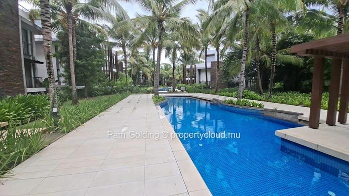Découvrez ce superbe appartement 2 chambres avec salles de bains ensuite, terrasse avec jardin privé, piscine commune... (Mandat exclusif)