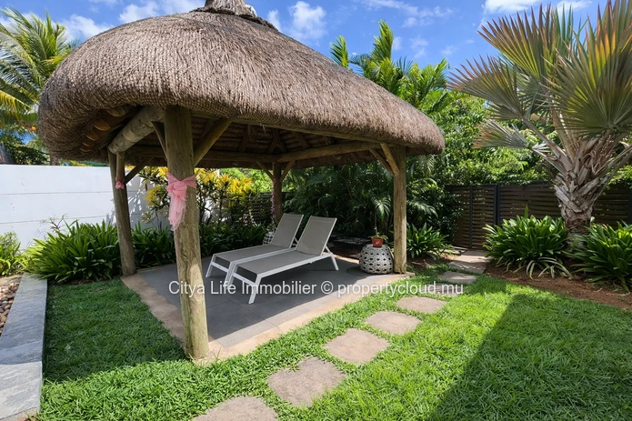 Exceptional 3-Bedroom Garden House with Private Garden at Choisy les Bains
