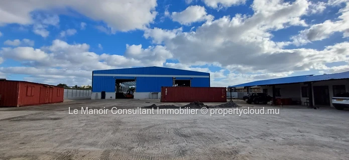 Entrepôt neuf de 450 m2  hauteur au plafond 9m situé dans la zone industriel a la Tour Koenig, proche des axes routiers.